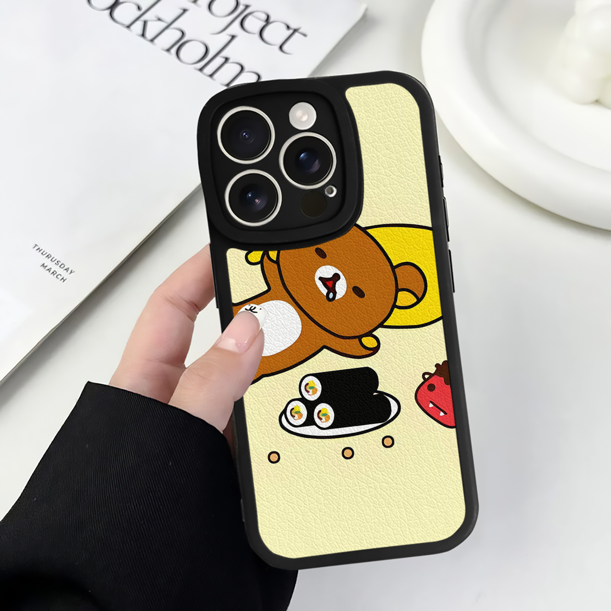 （画像用） リラックマ リラックマ キイロイトリ Rilakkuma Korilakkuma Kiiroitori 【iPhone 16シリーズ対応】シリコンスマホケース（レザー調） 材質：シリコン